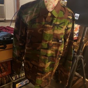 Van's camo long sleeve botton shirt